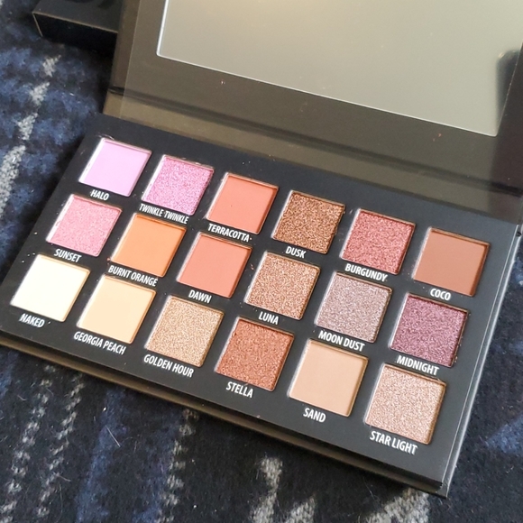 KAB Cosmetics eyeshadow palette - Picture 1 of 2